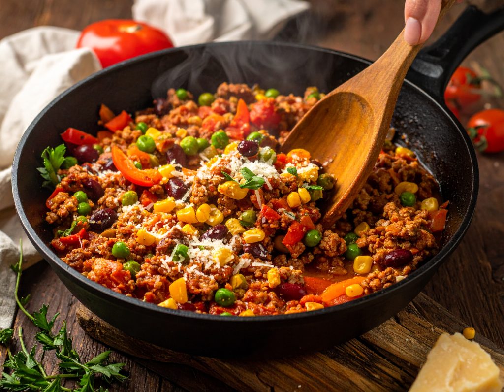 Füllung aus Hackfleisch, Mais, Tomaten und Kräutern wird vermischt