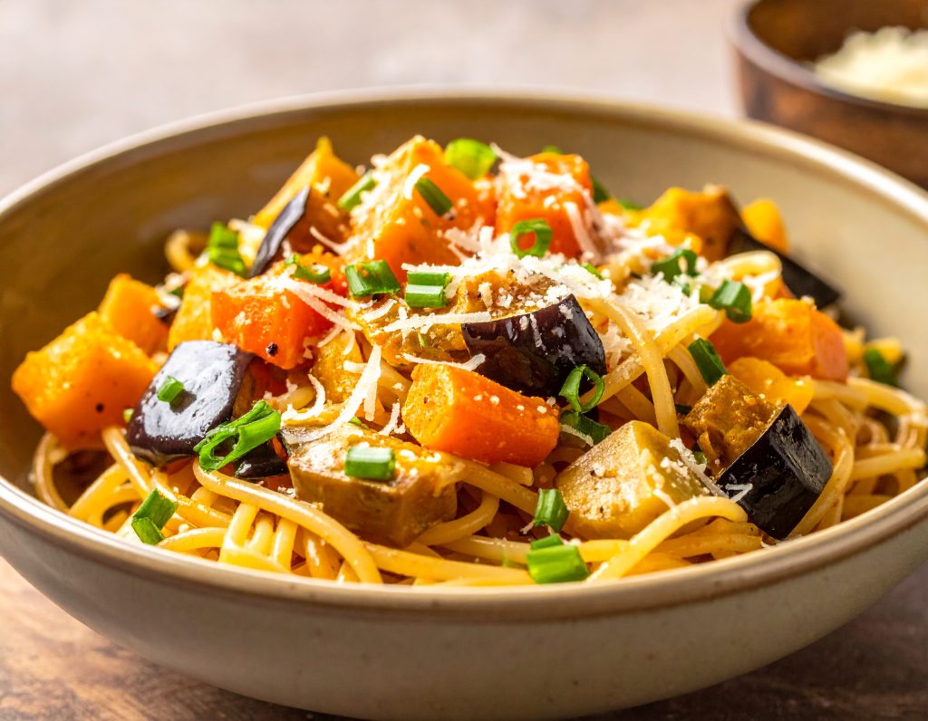 Kürbis-Spaghetti mit gebratenem Gemüse und Parmesan