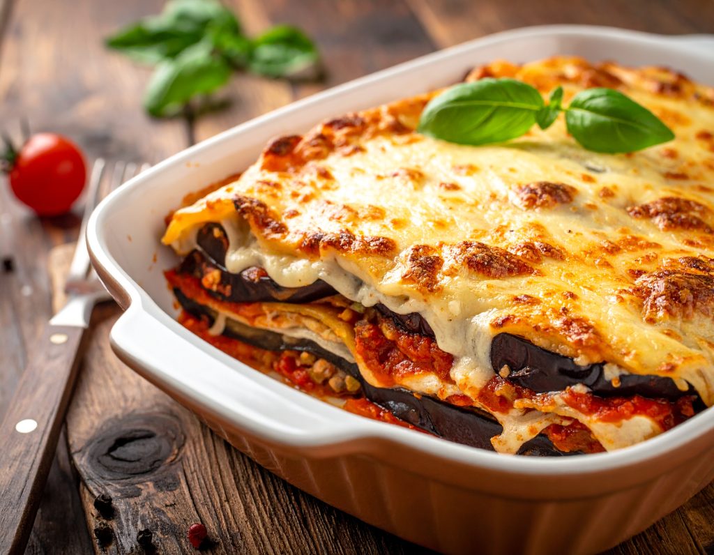 Überbackene Auberginenlasagne mit Tomatensauce, Käse und Basilikum