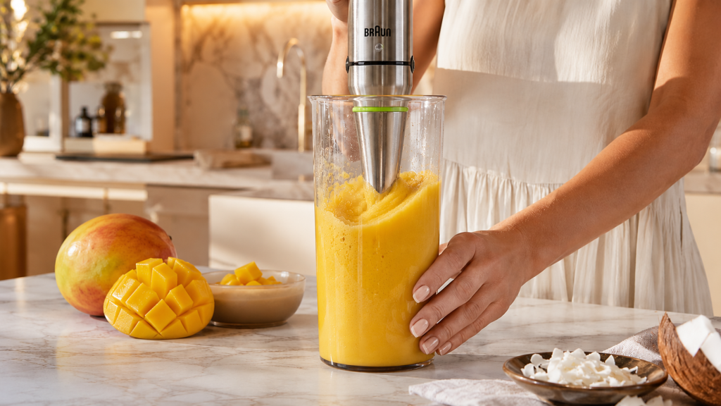 Mango-Protein-Smoothie wird im Standmixer püriert